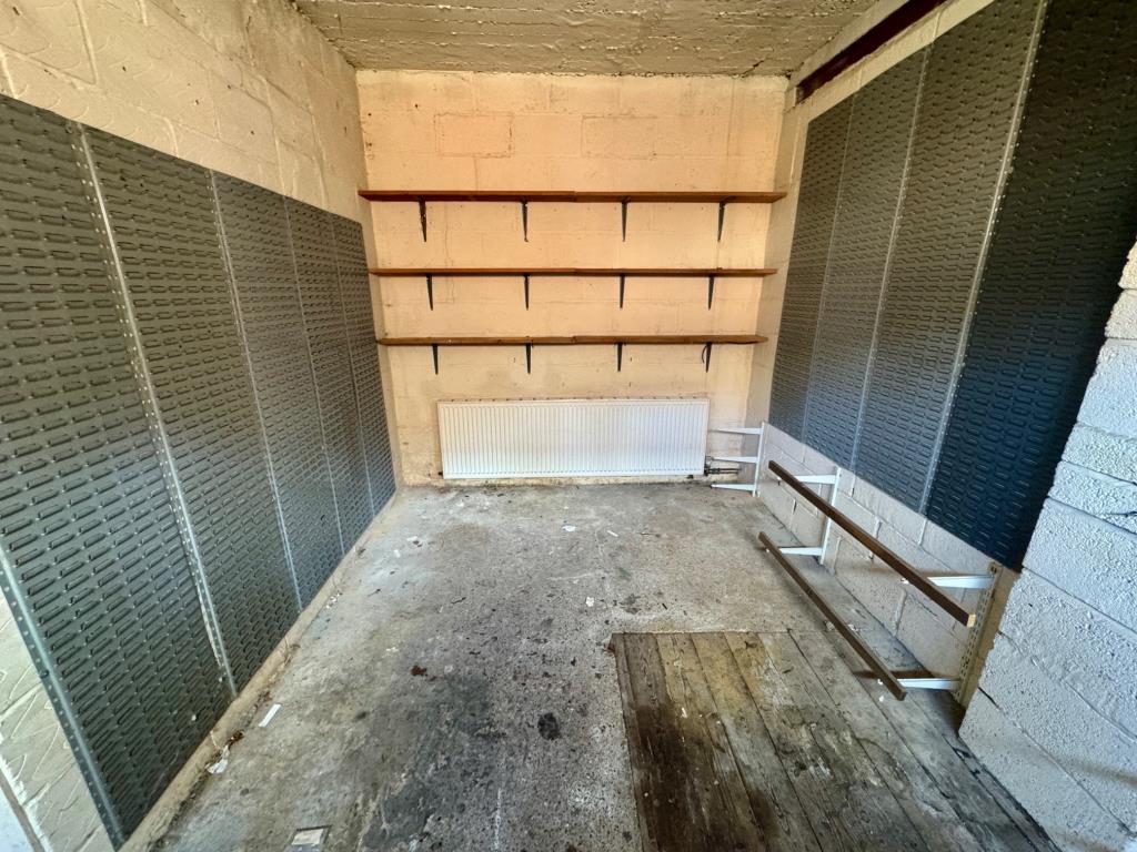 Lot: 67 - FREEHOLD COMMERCIAL PREMISES WITH GATED YARD - Store room 3
